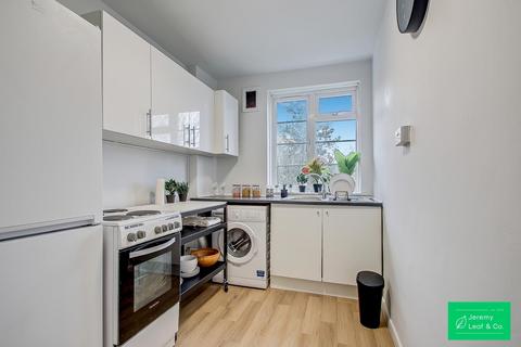 2 bedroom flat for sale, Beech Lawns, Torrington Park, London