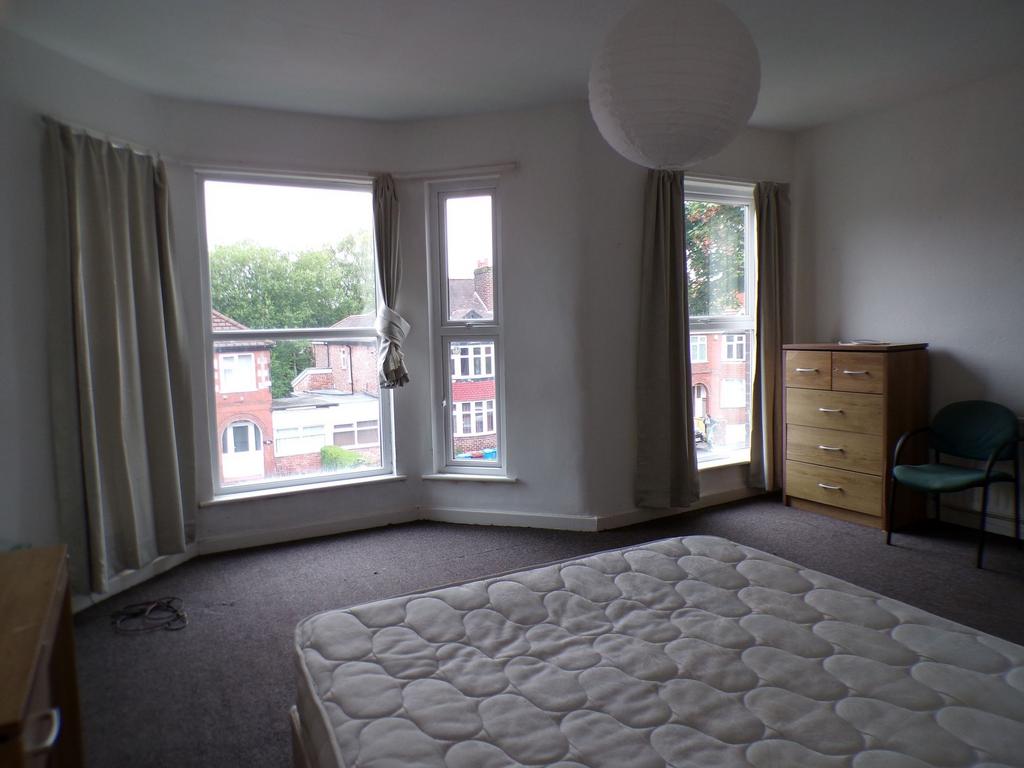 Bright, bay-front double bedroom with large win...