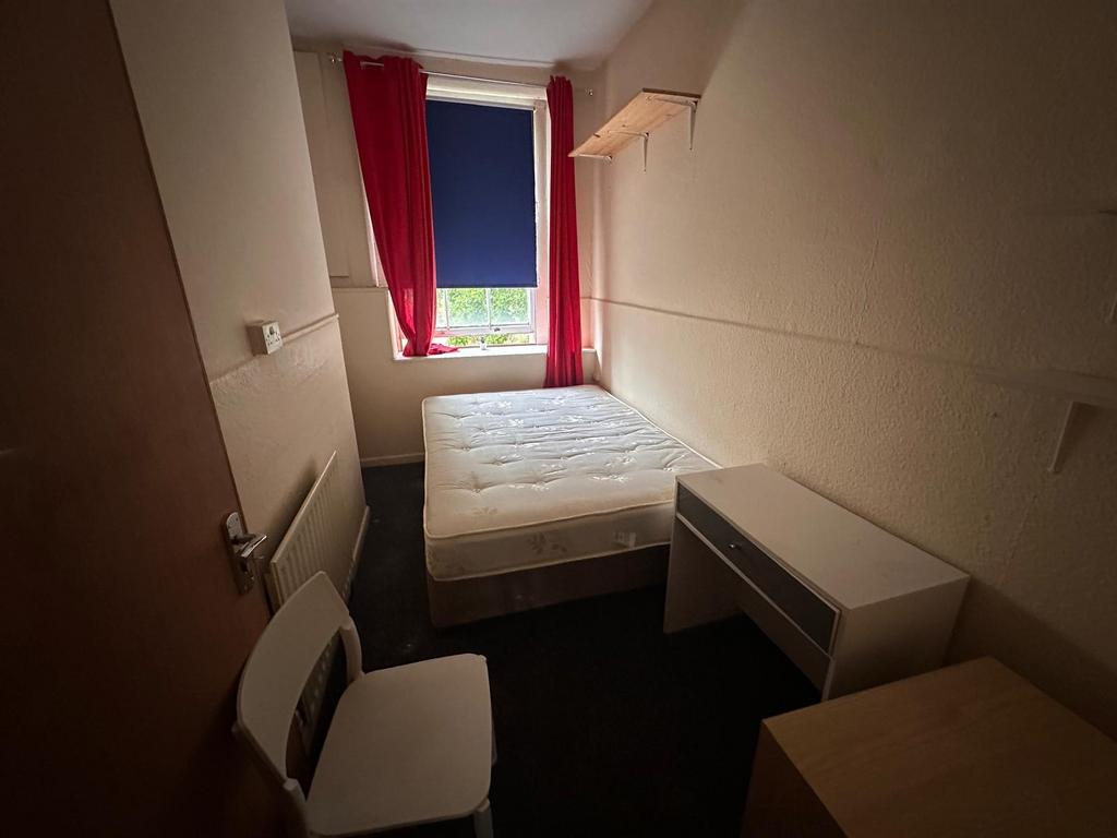 Compact furnished bedroom with a double mattres...