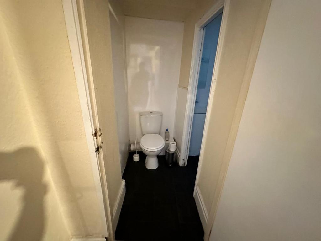 Compact separate WC with a modern close-coupled...