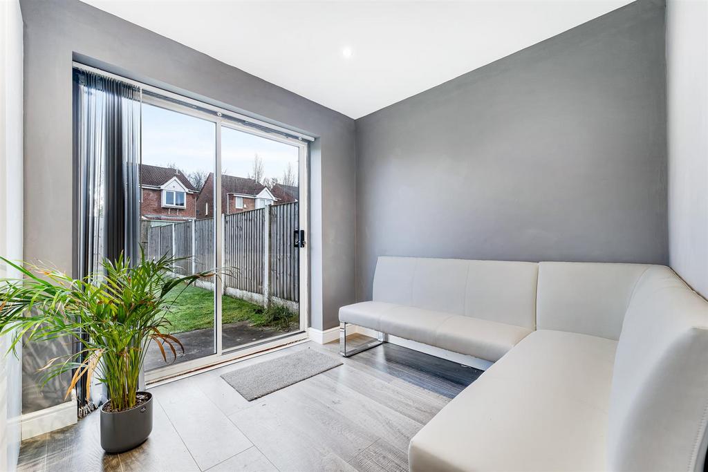 10 Newark Close15.jpg