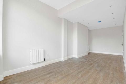 2 bedroom flat to rent, Crown Road, Twickenham TW1