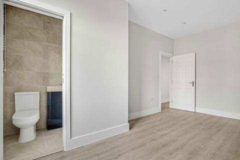 2 bedroom flat to rent, Crown Road, Twickenham TW1