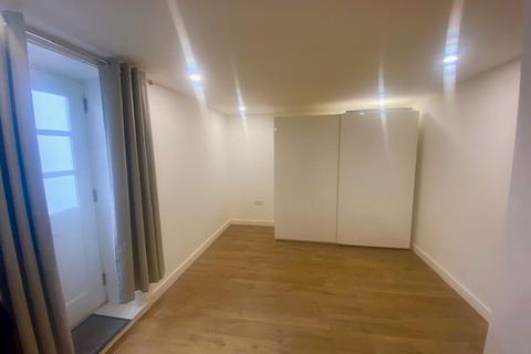 3 bedroom flat to rent, Park Road, Beckenham BR3