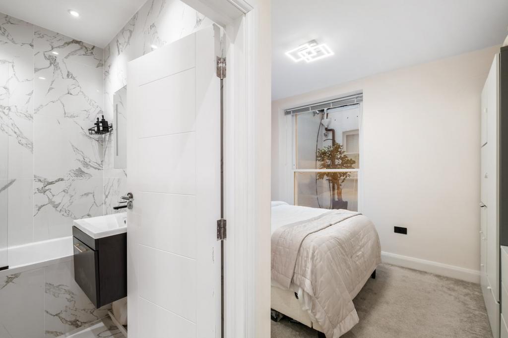 Bedroom/Bathroom