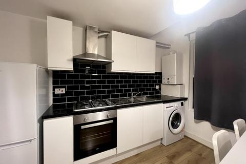 4 bedroom flat to rent, Undine Street, SW17