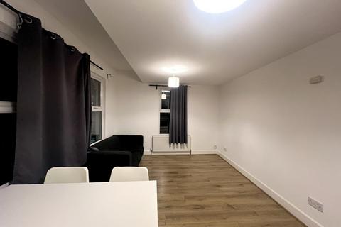 4 bedroom flat to rent, Undine Street, SW17