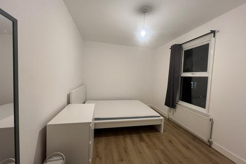 4 bedroom flat to rent, Undine Street, SW17