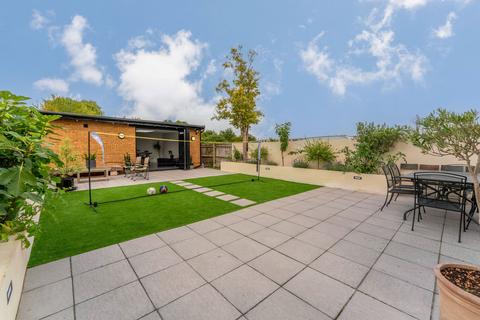 4 bedroom detached bungalow for sale, Uxbridge, UB10 0QD