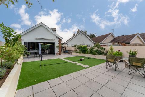4 bedroom detached bungalow for sale, Uxbridge, UB10 0QD