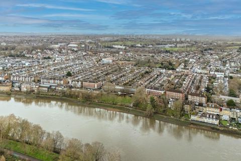 Mortlake High Street, London