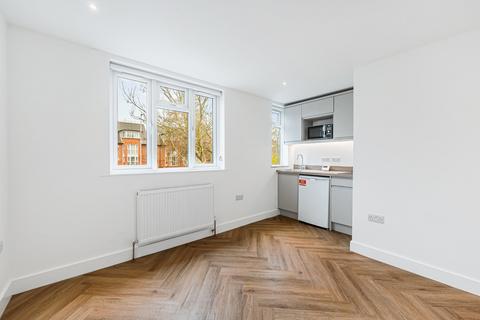 Studio to rent, Ellesmere Road, London