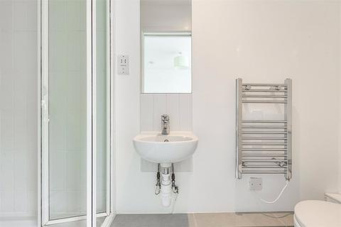 2 bedroom flat to rent, Kew Bridge Court, Chiswick, London