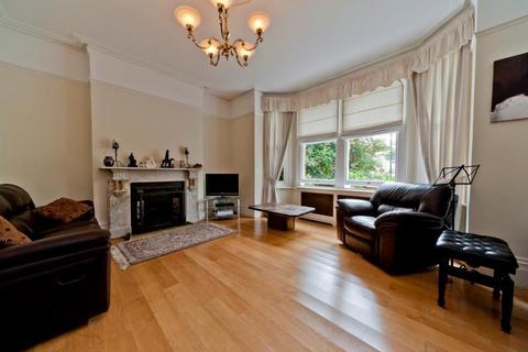 undefined, Pagoda Avenue, Kew, Richmond, Surrey, UK
