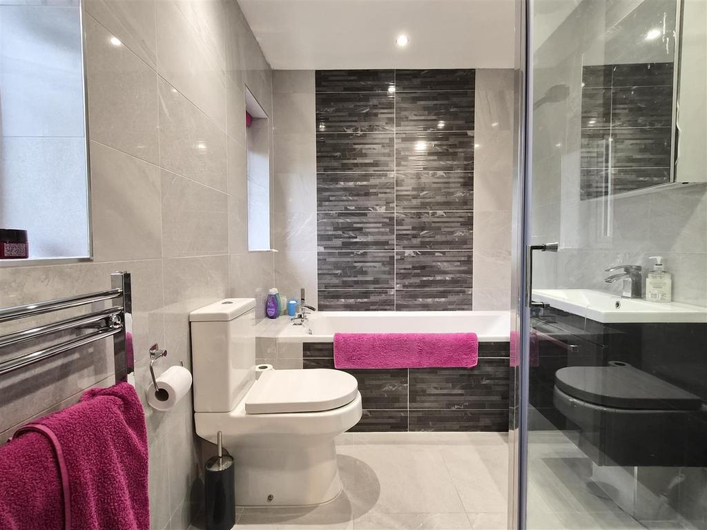 En suite bathroom/wc