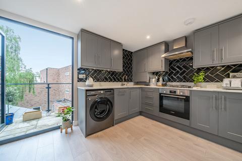 3 bedroom flat for sale, Haydons Road, London, SW19 1