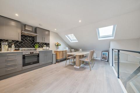 3 bedroom flat for sale, Haydons Road, London, SW19 1