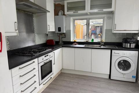 Studio to rent, Malvern Road, Thornton Heath CR7