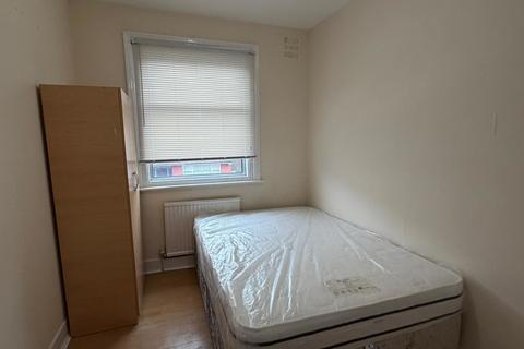 Studio to rent, Malvern Road, Thornton Heath CR7