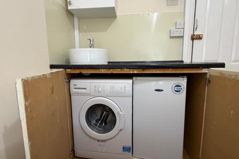 Studio to rent, Malvern Road, Thornton Heath CR7