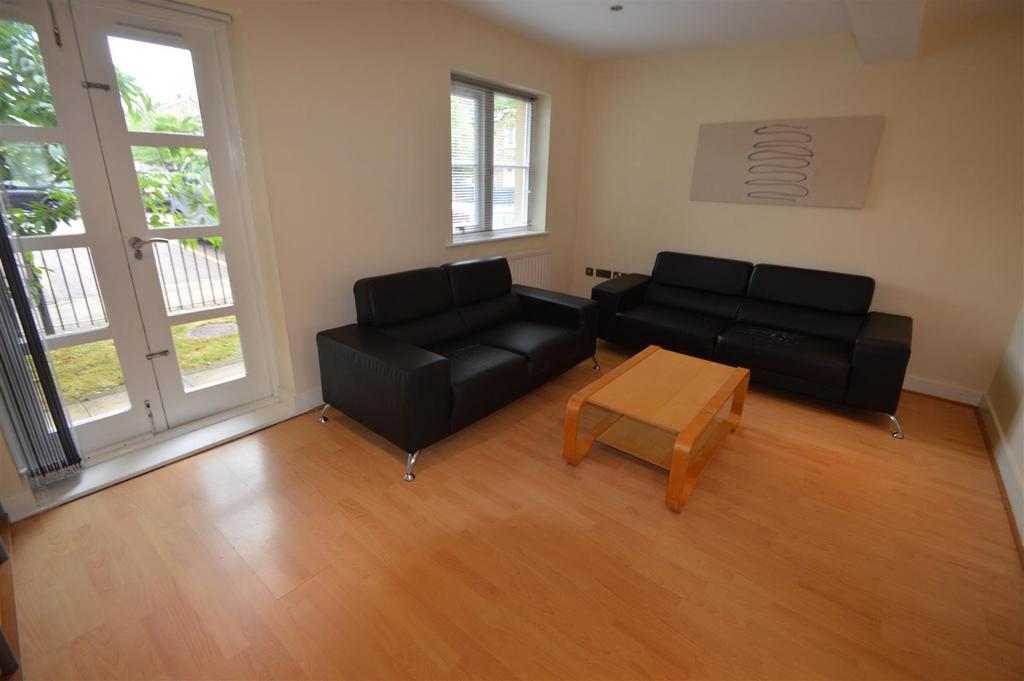 47 Alexandra - Lounge.JPG