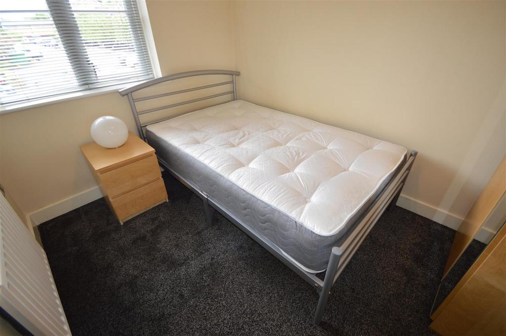 47 Alexandra - Bed 3.JPG