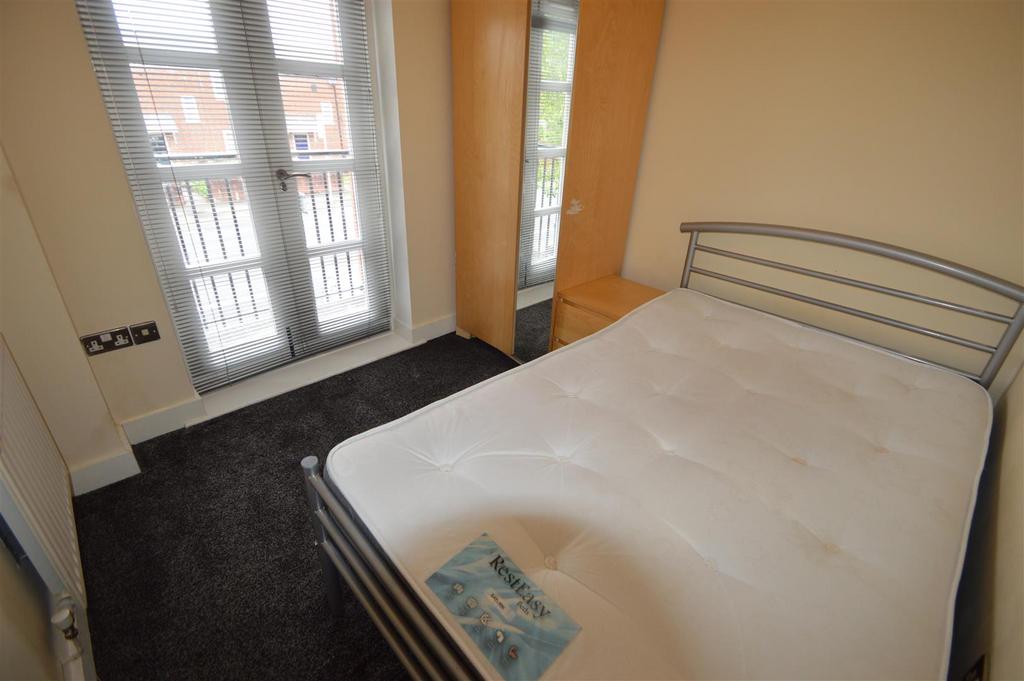 47 Alexandra - Bed 2.JPG