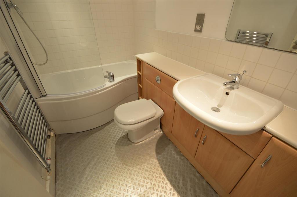 47 Alexandra - Bathroom.JPG