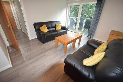 2 bedroom flat to rent, Bishops Corner, Hulme M15