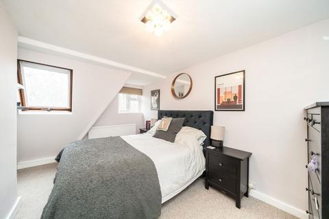 2 bedroom maisonette for sale, Culverden Road, London SW12