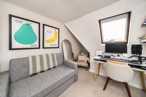 2 bedroom maisonette for sale, Culverden Road, London SW12