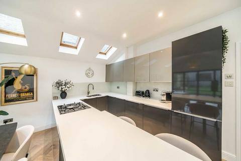 2 bedroom flat for sale, Tranmere Road, London SW18