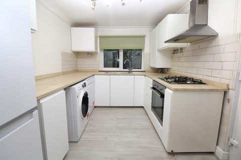 3 bedroom terraced house to rent, Douglas Road, RM11