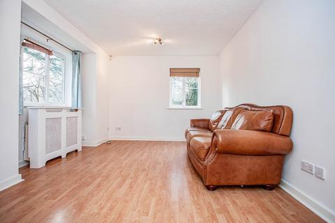 2 bedroom flat to rent, Gisburne Way, Watford WD24