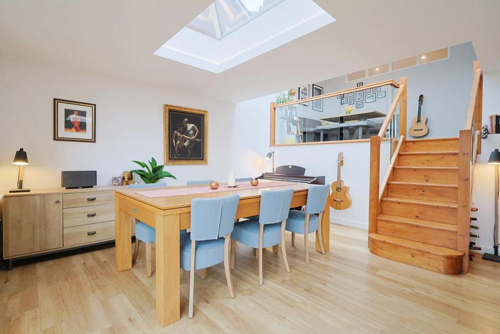 Sitting/dining room