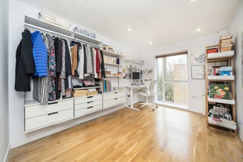 2 bedroom flat for sale, Rosemont Road, London W3