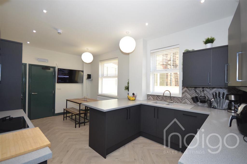 Kitchen1.jpg