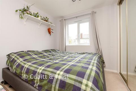 1 bedroom apartment for sale, Lynwood Road, Redhill, Surrey