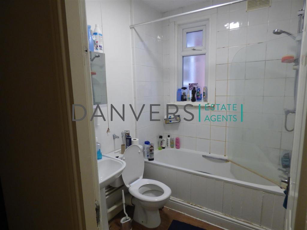 Bathroom 1..jpg
