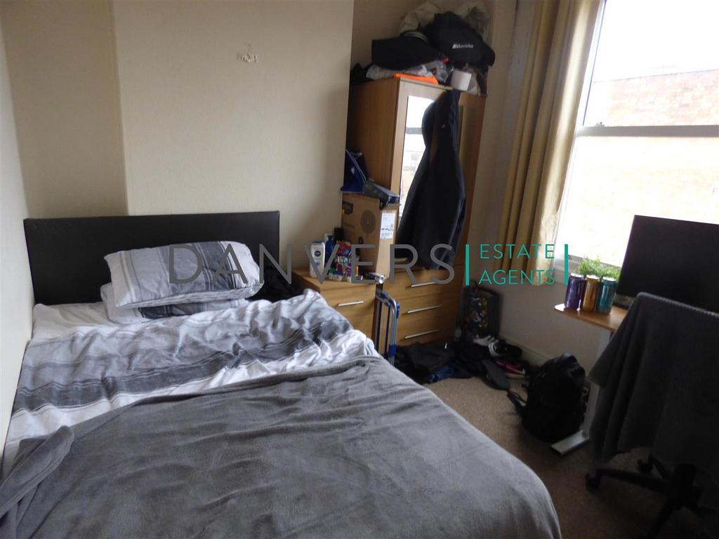 Bed 4.jpg