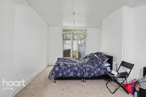 3 bedroom terraced house for sale, St Catherines Avenue, Luton