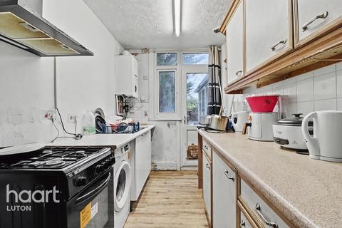 3 bedroom terraced house for sale, St Catherines Avenue, Luton
