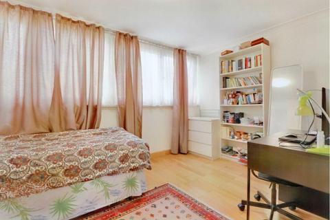 4 bedroom terraced house to rent, Clement Close, London