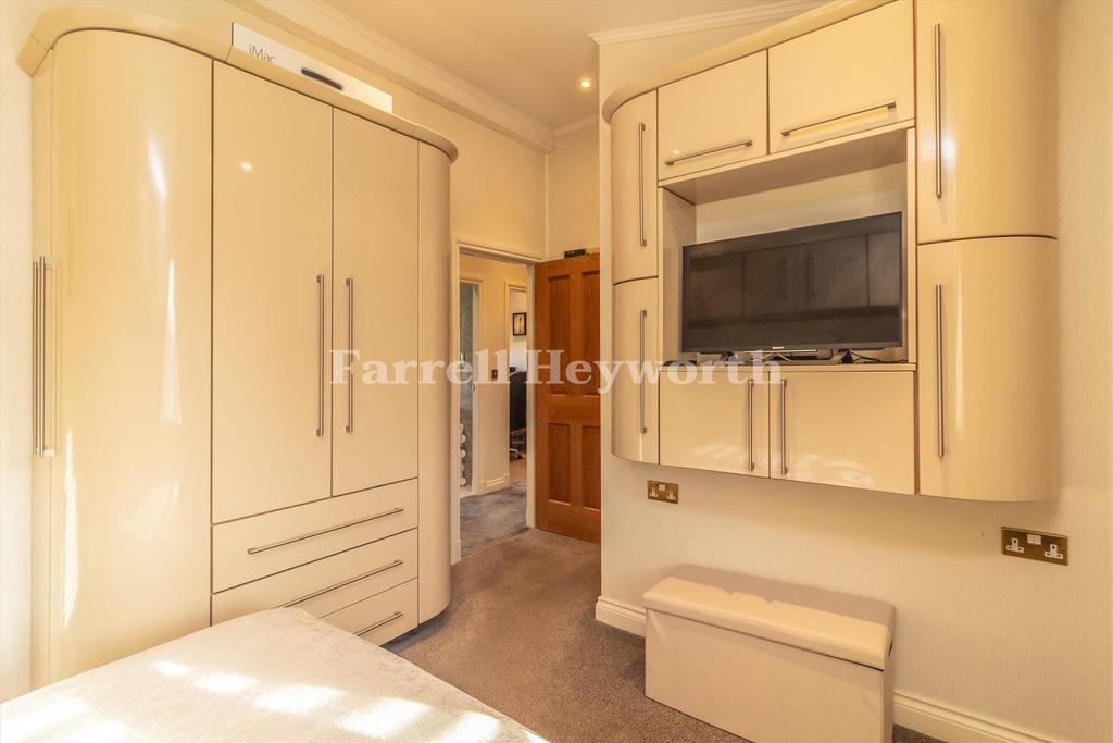 Bedroom 1 image 3