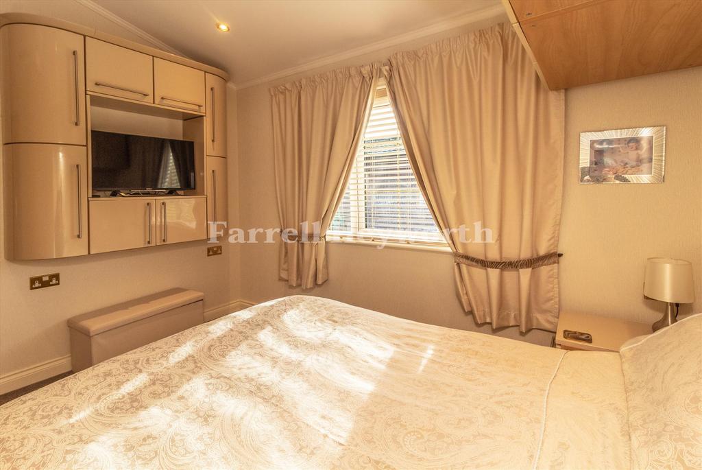 Bedroom 1 image 2