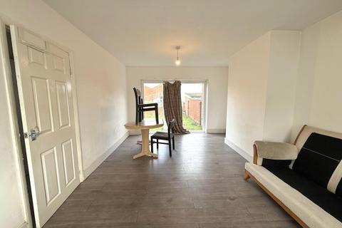 3 bedroom semi-detached house to rent, Westmorland Avenue