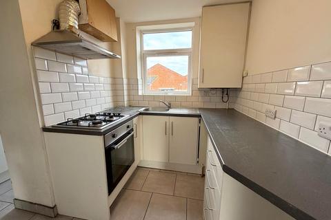 3 bedroom semi-detached house to rent, Westmorland Avenue