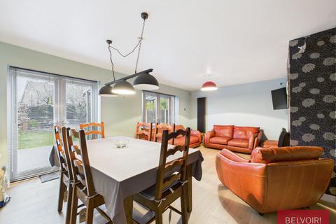 4 bedroom detached house to rent, Denning Road, Borras, LL12