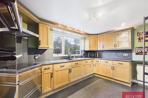 4 bedroom detached house to rent, Denning Road, Borras, LL12