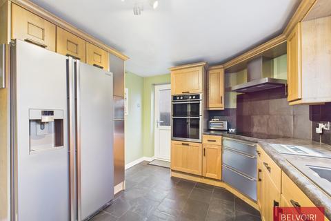 4 bedroom detached house to rent, Denning Road, Borras, LL12